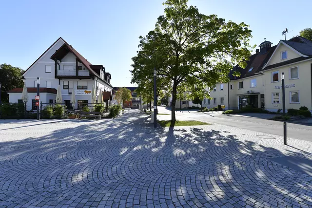 Dorfplatz mit Rathaus